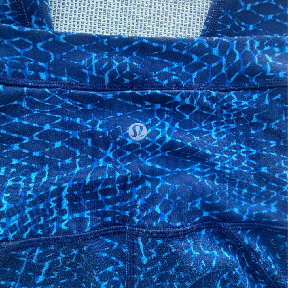 Lululemon Athletica Women’s size4 Blue Patterned Leggings with Crisscross Detai - Picture 4 of 8